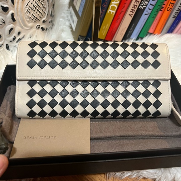 Bottega Veneta Intrecciato White and Black Wallet - Picture 2 of 16